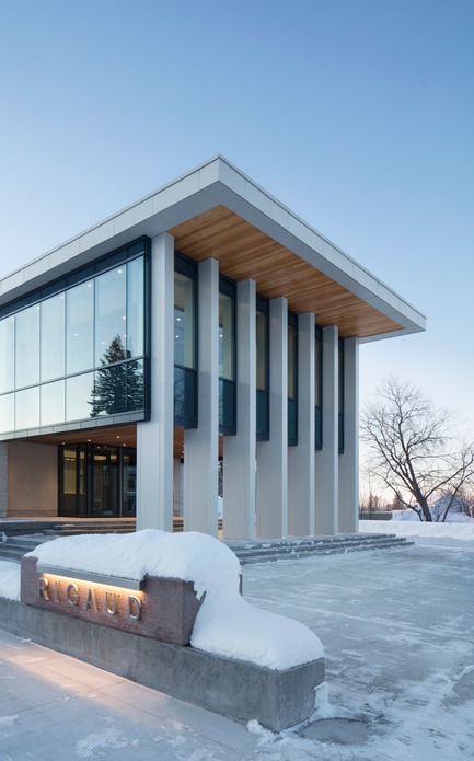 Press kit | 1172-07 - Press release | Rigaud City Hall - Affleck de la Riva architects - Institutional Architecture - Rigaud City Hall - Entrance and Plaza - Photo credit: Adrien Williams