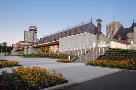 Press kit | 769-06 - Press release | Voltigeurs de QuébecArmoury:  The Rehabilitation of a Historic Treasure Highlights a Dialogue Between Contemporary and Heritage Architecture - A49 / DFS / STGM architects in consortium - Institutional Architecture - Southfacade (view to the West) - Photo credit: Stéphane Groleau