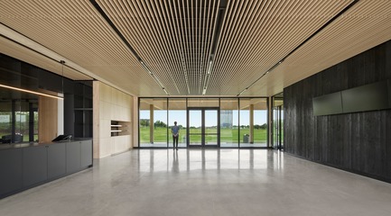 Press kit | 769-03 - Press release | A High-End Golf Clubhouse by Architecture49 - Architecture49 - Commercial Architecture - Golf Exécutif Montréal Clubhouse Hall - Photo credit: Stéphane Brügger