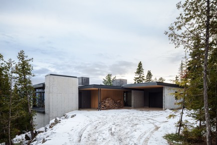 Press kit | 1572-02 - Press release | Long Horizontals - Thellend Fortin Architectes - Residential Architecture - entrance - Photo credit: Charles Lanteigne