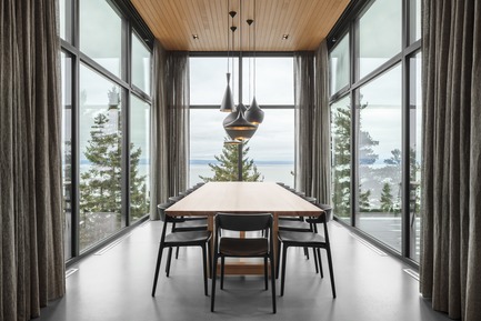 Press kit | 1572-02 - Press release | Long Horizontals - Thellend Fortin Architectes - Residential Architecture - dining room - Photo credit: Charles Lanteigne