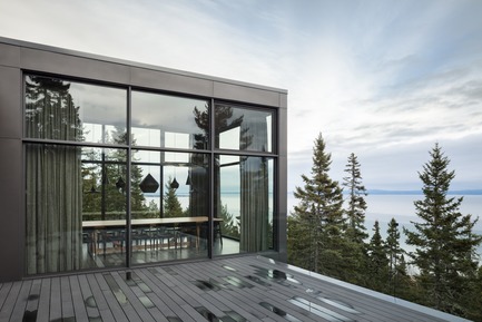 Press kit | 1572-02 - Press release | Long Horizontals - Thellend Fortin Architectes - Residential Architecture - dining room exterior view - Photo credit: Charles Lanteigne