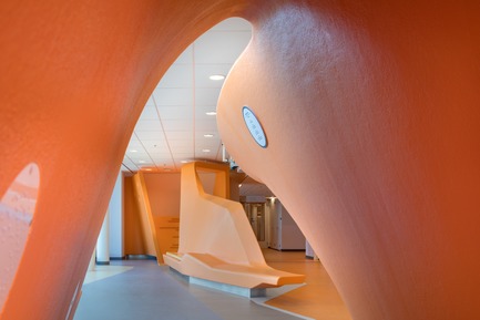 Press kit | 3665-01 - Press release | Center for Pediatric Oncology Prinses Máxima Centrum - MMEK' - Commercial Interior Design - Park –  It contains play elements and relaxation corners that stimulate patients to move around or spend time with their relatives. Patients with less physical strength are also stimulated to take more exercise here. It is an attractive, open space in which patients and relatives can meet while enjoying a beautiful view of the surrounding area. - Photo credit: Ewout Huibers