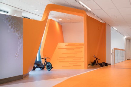 Press kit | 3665-01 - Press release | Center for Pediatric Oncology Prinses Máxima Centrum - MMEK' - Commercial Interior Design - Park –  It contains play elements and relaxation corners that stimulate patients to move around or spend time with their relatives. Patients with less physical strength are also stimulated to take more exercise here. It is an attractive, open space in which patients and relatives can meet while enjoying a beautiful view of the surrounding area. - Photo credit: Ewout Huibers