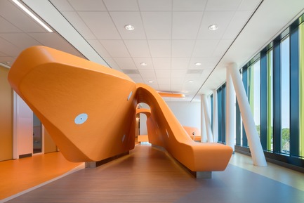 Press kit | 3665-01 - Press release | Center for Pediatric Oncology Prinses Máxima Centrum - MMEK' - Commercial Interior Design - Park –  It contains play elements and relaxation corners that stimulate patients to move around or spend time with their relatives. Patients with less physical strength are also stimulated to take more exercise here. It is an attractive, open space in which patients and relatives can meet while enjoying a beautiful view of the surrounding area. - Photo credit: Ewout Huibers