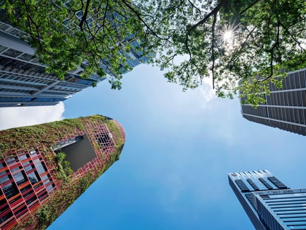 Press kit | 2506-04 - Press release | A Tropical Skyscraper by WOHA and Patricia Urquiola: Sustainability and Delight - AGROB BUCHTAL - Commercial Architecture - The Oasia Hotel Downtown clearly stands out in the sea of buildings of Singapore. The sustainably designed building, planned by the reputable WOHA office, impresses with its unconventional, upbeat symbiosis of architecture and nature, as well as the connection between inside and outside. - Photo credit: Infinitude