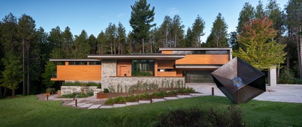 Press kit | 3300-02 - Press release | Petaluma House - Trevor McIvor Architect Inc - Residential Architecture - Front elevation showing multi-tired flat roofs. - Photo credit: Adrian Ozimek