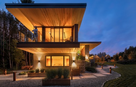 Press kit | 3300-02 - Press release | Petaluma House - Trevor McIvor Architect Inc - Residential Architecture - Living room balcony, side view. - Photo credit: Adrian Ozimek