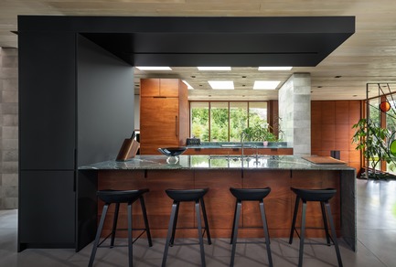 Press kit | 3300-02 - Press release | Petaluma House - Trevor McIvor Architect Inc - Residential Architecture - The kitchen island with a frame. - Photo credit: Adrian Ozimek