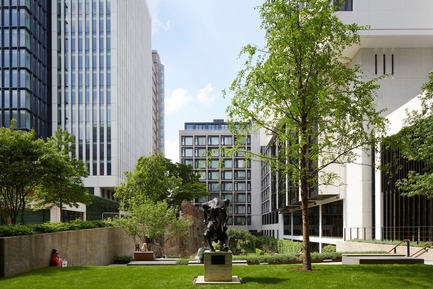Press kit | 2317-04 - Press release | London Wall Place:Building on history - Make Architects - Commercial Architecture -  View to gardens, Roman Wall and 2 London Wall Place  - Photo credit: Make Architects