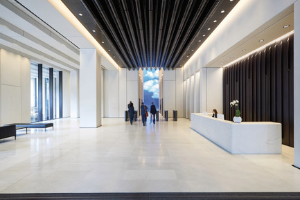 Press kit | 2317-04 - Press release | London Wall Place:Building on history - Make Architects - Commercial Architecture - The blue ceramic flows into 2 London Wall Place to form the ribs of the reception ceiling - Photo credit: Brookfield Properties