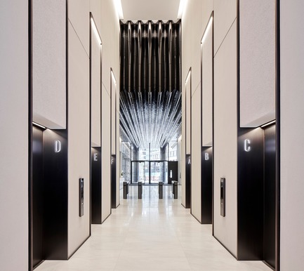 Press kit | 2317-04 - Press release | London Wall Place:Building on history - Make Architects - Commercial Architecture -  The remains of St Alphage Church, the new playful pedways overhead and the pale glass reinforced concrete and dark blue, ribbed expanses of faience tiling in the background<br>  - Photo credit: Make Architects