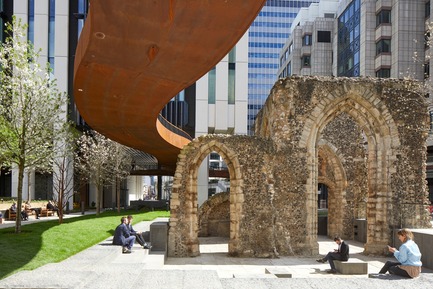 Press kit | 2317-04 - Press release | London Wall Place:Building on history - Make Architects - Commercial Architecture - The public realm is formed of a series of pocket gardens for people to discover that, together with the adjacent Salters’ Hall Garden and soon-to-be-completed St Alphage Garden, delivers more than 1.5 acres of public space. - Photo credit: Make Architects