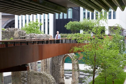Press kit | 2317-04 - Press release | London Wall Place:Building on history - Make Architects - Commercial Architecture - The walkway network now has a material palette of weathering steel and Iroko timber&nbsp; - Photo credit: Make Architects