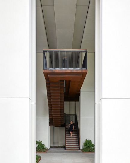 Press kit | 2317-04 - Press release | London Wall Place:Building on history - Make Architects - Commercial Architecture - Vertical rectilinear bands of GRC hide&nbsp;the services and elevators and have defined, sharp edges&nbsp; - Photo credit: Make Architects