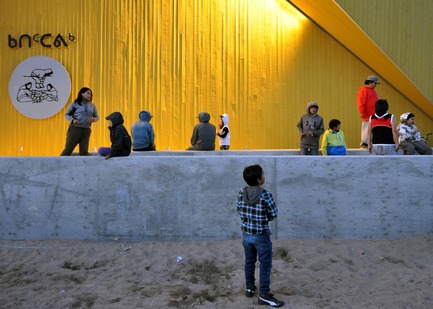 Press kit | 3256-01 - Press release | Nunavik's New Cultural Centre Opens Its Doors - Blouin Orzes architectes - Institutional Architecture - Children playing in the front of the building<br> - Photo credit: Blouin Orzes architectes 