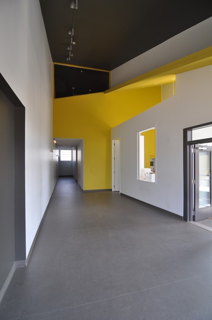 Press kit | 3256-01 - Press release | Nunavik's New Cultural Centre Opens Its Doors - Blouin Orzes architectes - Institutional Architecture - Entrance lobby with control booth above<br> - Photo credit: Blouin Orzes architectes 