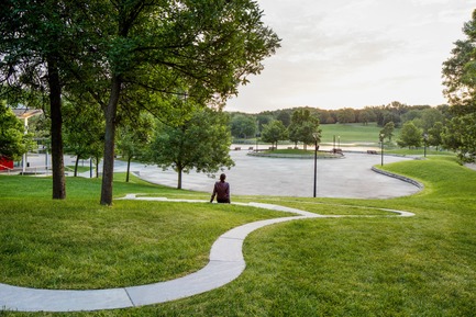 Press kit | 2366-03 - Press release | Montreal Project Wins Major International Design Award - civiliti with Julie Margot design - Landscape Architecture - View of a halt looking towards Beaver Lake's recreational area<br> - Photo credit: Adrien Williams