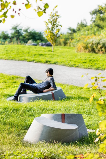 Press kit | 2366-03 - Press release | Montreal Project Wins Major International Design Award - civiliti with Julie Margot design - Landscape Architecture -   Two clusters of place-markers clearly showing bronze inserts in the granite cones<br>   - Photo credit: Adrien Williams