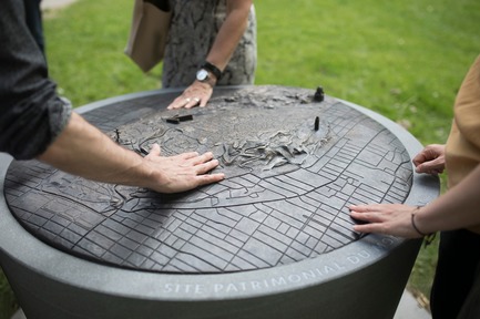 Press kit | 2366-03 - Press release | Montreal Project Wins Major International Design Award - civiliti with Julie Margot design - Landscape Architecture - Detail of tridimensional bronze map inserted in a granite base<br> - Photo credit: Frédérique Ménard-Aubin