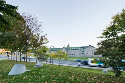 Press kit | 2366-03 - Press release | Montreal Project Wins Major International Design Award - civiliti with Julie Margot design - Landscape Architecture -  Cluster of place-markers underlying the historical significance of the Hôtel-Dieu, Montréal's oldest hospital founded by Jeanne Mance in 1645<br>  - Photo credit: Adrien Williams