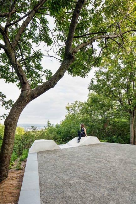 Press kit | 2366-03 - Press release | Montreal Project Wins Major International Design Award - civiliti with Julie Margot design - Landscape Architecture - Belvedere-like halt with view towards the north of the city<br> - Photo credit: Adrien Williams