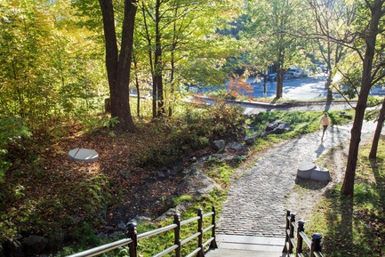 Press kit | 2366-03 - Press release | Montreal Project Wins Major International Design Award - civiliti with Julie Margot design - Landscape Architecture -  Place-markers cluster at the foot of stairs leading up the Mount Royal <br>  - Photo credit: Adrien Williams