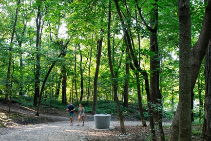 Press kit | 2366-03 - Press release | Montreal Project Wins Major International Design Award - civiliti with Julie Margot design - Landscape Architecture - Topographical map located along a pathway leading up the Mount Royal <br> - Photo credit: Adrien Williams