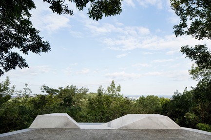 Press kit | 2366-03 - Press release | Montreal Project Wins Major International Design Award - civiliti with Julie Margot design - Landscape Architecture -  Halt close-up showing integrated granite bench <br>  - Photo credit: Adrien Williams