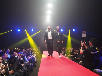 Press kit | 2188-03 - Press release | Red Dot Award: Design Concept 2018 Results - Red Dot Award: Design Concept - Competition - Alejandro MANDRION MORENO (right) on the runway for the design concept Electrorun Safety Wrench - Atlas Copco - Photo credit: Red Dot Award: Design Concept