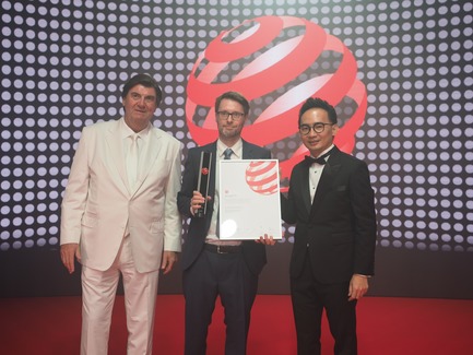 Press kit | 2188-03 - Press release | Red Dot Award: Design Concept 2018 Results - Red Dot Award: Design Concept - Competition - Marcus SONNTAG from schmitz Visuelle Kommunikation receiving the Red Dot Best of the Best for the design concept AP 360 Electrical Installation System - Photo credit: Red Dot Award: Design Concept