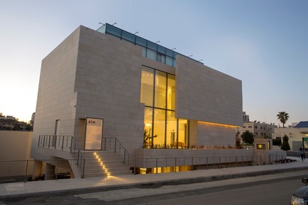 Press kit | 964-05 - Press release | Capital Bank's Facade in Jordan with Self-Supporting LUCEM Light-Concrete Walls - LUCEM GmbH - Commercial Architecture -   LUCEM Lichtbeton® – Light transmitting concrete Amman Capital Bank facade   - Photo credit:  Nabil Otteneh, Sireen Al Khatib, Paradigm DH 