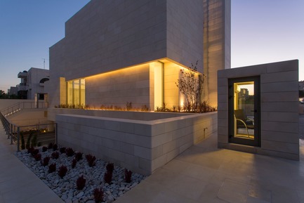 Press kit | 964-05 - Press release | Capital Bank's Facade in Jordan with Self-Supporting LUCEM Light-Concrete Walls - LUCEM GmbH - Commercial Architecture -    LUCEM Lichtbeton® – Light transmitting concrete Amman Capital Bank facade    - Photo credit:  Nabil Otteneh, Sireen Al Khatib, Paradigm DH 