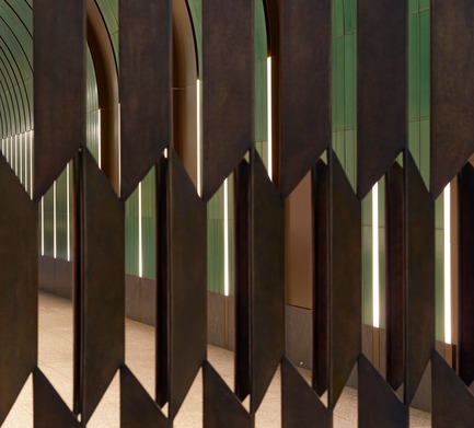 Press kit | 2317-01 - Press release | A New Oasis Off London’s Oxford Street - Make Architects - Residential Architecture - Brass patinated gates in trapezoid pattern by Robert Orchardson - Photo credit: Edmund Sumner