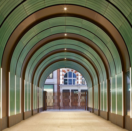 Press kit | 2317-01 - Press release | A New Oasis Off London’s Oxford Street - Make Architects - Residential Architecture - The ceramic passageways were bespoke made and feature a craquelure effect and bullnose detailing onto the street. Rob Orchardson's brass patinated gates enclose the garden at nightime to allow it to rejuvenate - Photo credit: Edmund Sumner