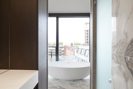 Press kit | 2317-01 - Press release | A New Oasis Off London’s Oxford Street - Make Architects - Residential Architecture - Marble in one of the residential bathroom types - Photo credit: Make Architects