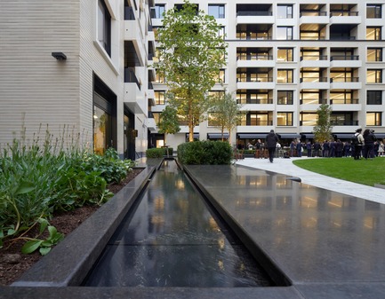 Press kit | 2317-01 - Press release | A New Oasis Off London’s Oxford Street - Make Architects - Residential Architecture - The brown ceramic water rills act as seating - Photo credit: Edmund Sumner