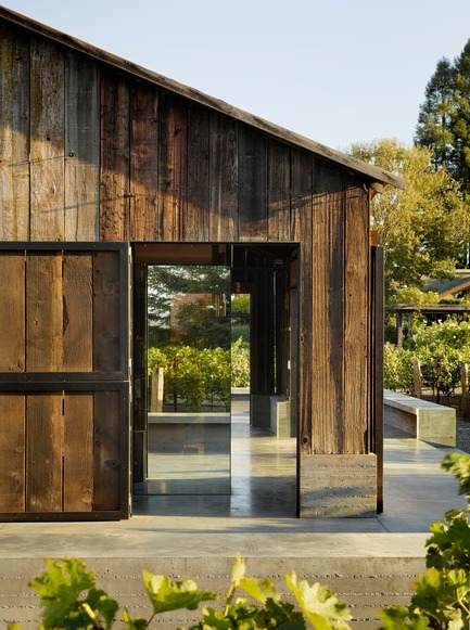 Press kit | 3353-01 - Press release | WDA Honoredwith Merit Award byAIA San Francisco - WDA (William Duff Architects) - Residential Architecture -     The materials palette of glass, steel and concrete derives from the barn’s original low-maintenance siding and roof which over time had developed a weathered, protective patina.    - Photo credit: Matthew Millman Photography