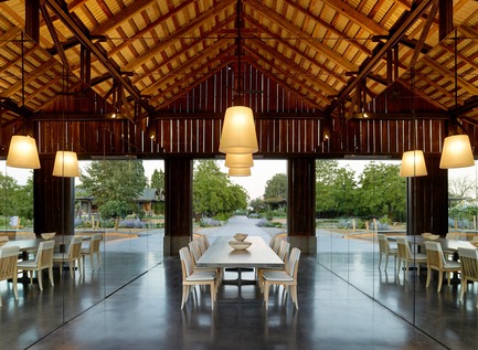 Press kit | 3353-01 - Press release | WDA Honoredwith Merit Award byAIA San Francisco - WDA (William Duff Architects) - Residential Architecture - The original roof soars over a new pair of opposing glass cubes, enhancing the feeling of expansiveness.  - Photo credit: Matthew Millman Photography