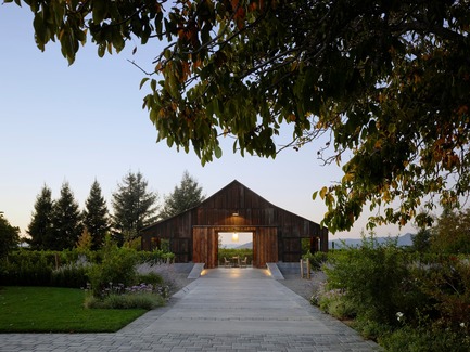 Press kit | 3353-01 - Press release | WDA Honoredwith Merit Award byAIA San Francisco - WDA (William Duff Architects) - Residential Architecture - Surrounded by site-specific art works in its new location, “This once-humble barn also became for us, an object of art,” note the clients. - Photo credit: Matthew Millman Photography