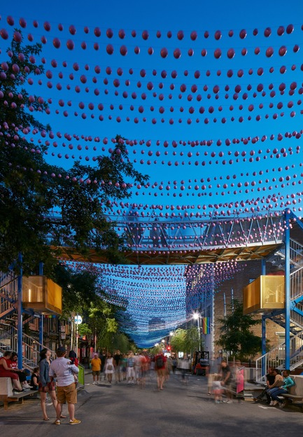 9 Unusual Moments Press kit | 1102-04 - Press release | 9 Unusual Moments - Architecturama - Landscape Architecture - 3 — FUNAMBoULE<br>Summer pedestrian walkway inspired by vertigo and referencing construction games<br><br>WINNER – American Architecture Prize 2017<br>FINALIST – CISC Award of Excellence in Steel Construction<br>---<br>location : Montreal (Qc) 2017<br>client : Commercial Development Corporation of the Village<br>collaborators : Lateral (structure), Infravert (builder)<br> - Photo credit: James Brittain Photography