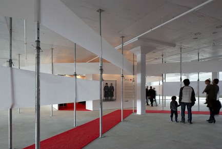 9 Unusual Moments Press kit | 1102-04 - Press release | 9 Unusual Moments - Architecturama - Landscape Architecture - 4 — PAPIER 15<br>Paper inspired layout of a contemporary art fair of works on paper medium<br><br>WINNER – Best of Canada Design Competition 2015<br>---<br>location : Montreal (Qc) 2015<br>Client : Contemporary Art Galleries Association (AGAC)<br> - Photo credit: James Brittain Photography