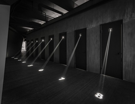 Press kit | 2264-07 - Press release | Jian Li Ju Theatre - More Design Office (MDO) - Commercial Interior Design - A small changing space, highlighted by a number projected from a pinhole aperture onto the floor. - Photo credit:  Dirk Weiblen 