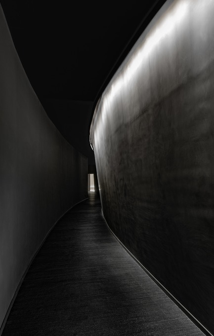 Press kit | 2264-07 - Press release | Jian Li Ju Theatre - More Design Office (MDO) - Commercial Interior Design - A dark curved corridor seeks to create a sense of departure from the world outside. - Photo credit:  Dirk Weiblen 