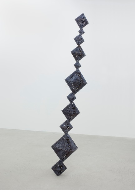 Press kit | 1969-04 - Press release | Fairmont the Queen Elizabeth Unveils Its New Art Collection - Over 123 Works by 37 Contemporary Artists - Fairmont The Queen Elizabeth, MASSIVart Collection and Sid Lee Architecture - Art - PATRICK COUTU, Cristalmath 2 (2,4,6), 2013, Bronze - Photo credit: credit