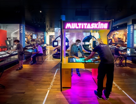 Press kit | 2876-01 - Press release | Kossmann.dejong Designs New Permanent Exhibition for the Swiss Museum of Communication - Kossmann.dejong, exhibition architects - Event + Exhibition - Museum of Communication, Bern, Multitasking - Photo credit:  Thijs Wolzak 