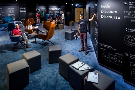 Press kit | 2876-01 - Press release | Kossmann.dejong Designs New Permanent Exhibition for the Swiss Museum of Communication - Kossmann.dejong, exhibition architects - Event + Exhibition - Museum of Communication, Bern, Theory with a museum communicator - Photo credit:  Thijs Wolzak 