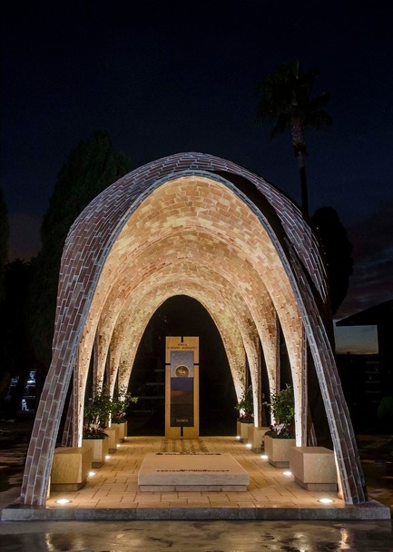 Press kit | 3109-01 - Press release | Mortuary Chapel for the Soriano-Manzanet Family - Vegas&Mileto - Art - General view of the mortuary chapel at night - Photo credit: Vegas&Mileto