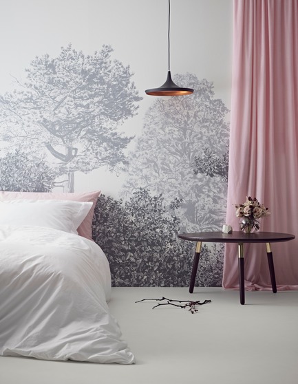 Press kit | 3382-01 - Press release | Sian Zeng’s Hua Trees Mural Collection Immerses Viewers into a Lush Forest Landscape - Sian Zeng - Product - Hua Trees Wallpaper Mural in Grey - Photo credit:  Jon Day Styling: Charlotte Love 