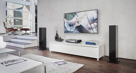 Press kit | 2564-01 - Press release | Smart Surround by Denon: The HEOS AVR - Denon - Multimedia Design - Denon_HEOS_AVR_living_room - Photo credit: Denon